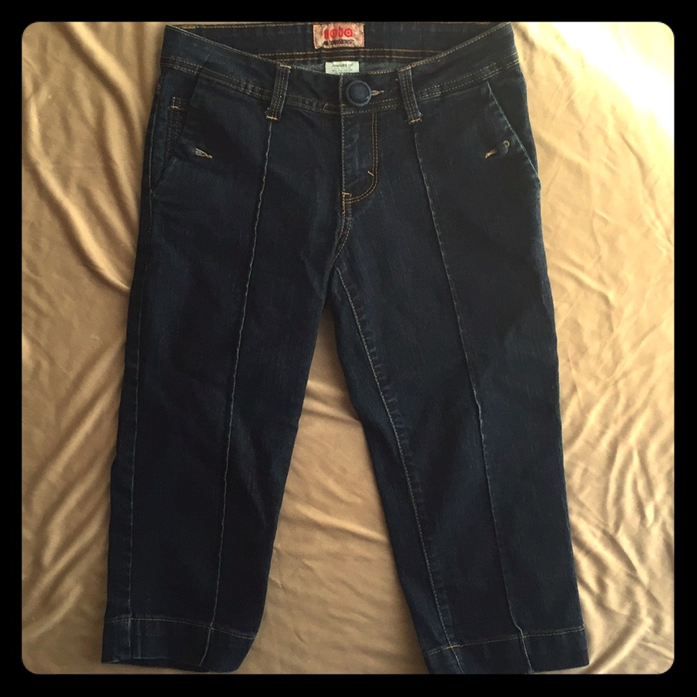 Denim jean capris with pockets.